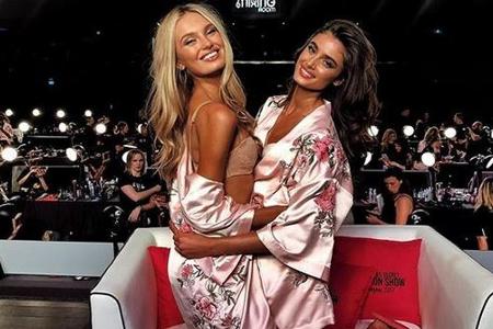 Romee Strijd (l.) und Taylor Hill (r.) posieren kurz vorm Start der großen VS-Show