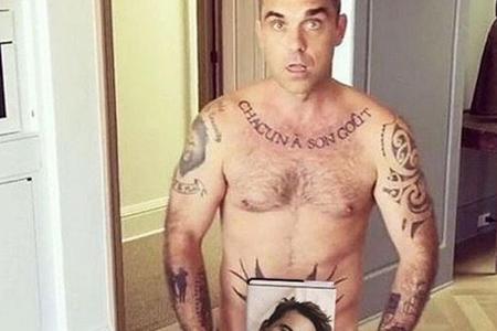 Er weiß, wie man Aufmerksamkeit auf sich zieht: Robbie Williams präsentiert seine neue Biografie splitternackt