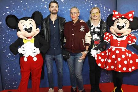 Natascha Ochsenknecht mit ihren Söhnen Jimi Blue und Wilson (r.) Gonzalez beim VIP-Event zur Eröffnung des Disney Stores in ...