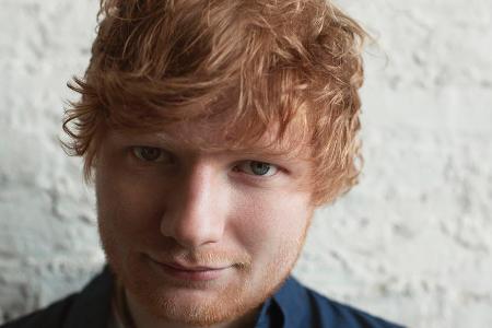 Ed Sheeran zeigt mit Ed Sheeran zeigt mit