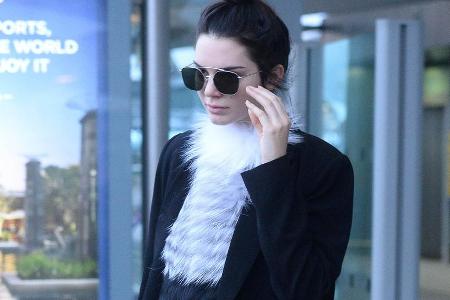 Kendall Jenner setzt gegen die Kälte auf einen kuscheligen Strickpulli in Kombination mit elegantem Mantel und Overknees