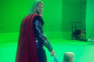 Diesen süßen Schnappschuss postete Chris Hemsworth (l.)