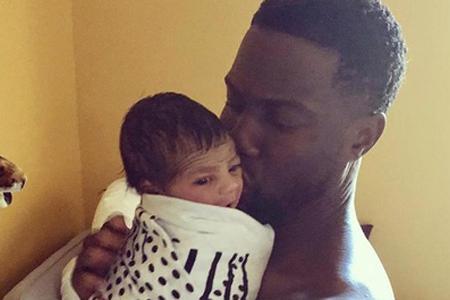 Kevin Hart mit seinem Neugeborenen namens Kenzo Kash Kevin Hart mit seinem Neugeborenen namens Kenzo Kash