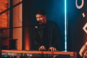 Nico Santos: Der Hit-Schreiber begeistert in Berliner Szene-Lokal