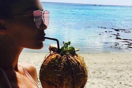 Gigi Hadid schwört im Sommer auf Kokoswasser - ob sie wohl weiß, dass andere Lebensmittel viel fördernder für einen flachen ...