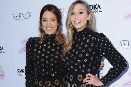 Aubrey Plaza (l.) und Elizabeth Olsen im gleichen Outfit