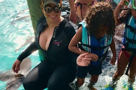Mariah Carrey wagt sich mit ihren Zwillingen unter Haie Mariah Carrey wagt sich mit ihren Zwillingen unter Haie