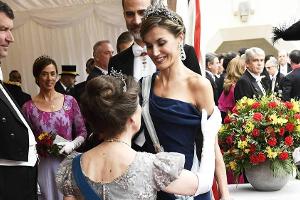 Prinzessin Anne macht vor Königin Letizia einen Knicks