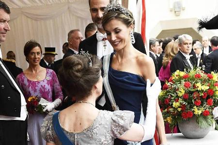 Prinzessin Anne empfängt Königin Letizia mit einem Knicks