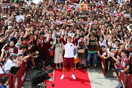Lukas Podolski nimmt ein Bad inmitten seiner japanischen Fans Lukas Podolski nimmt ein Bad inmitten seiner japanischen Fans