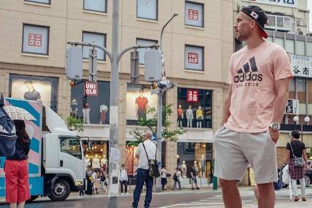 Lukas Podolski schlendert durch die Straßen von Kobe