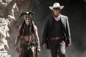 "Lone Ranger": Zusammen mit dem kauzigen Komantschen Tonto (Johnny Depp, l.) nimmt John Reid (Armie Hammer) Rache