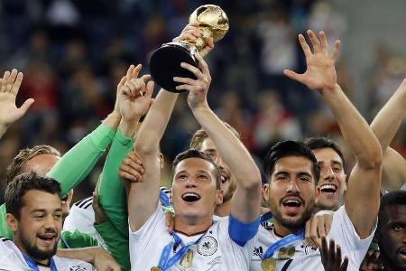 Confed-Cup-Kapitän Julian Draxler reckt den Pokal in die Höhe