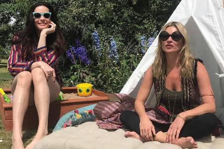 Liv Tyler (l.) und Kate Moss zeigen sich ganz entspannt