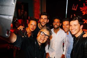 Alvaro Soler und Nico Santos begeistern bei Privatkonzert in Berlin