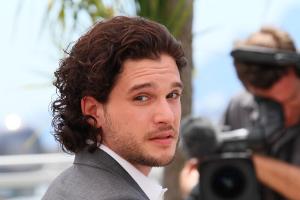 Beim Casting zeigt Kit Harington seine "nackten Drachen"