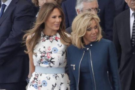 Melania Trump (l.) und Brigitte Macron bei der Militärparade zum französischen Nationalfeiertag