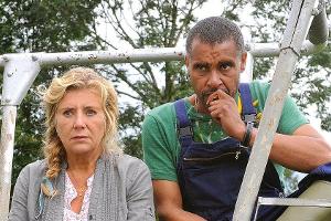 "24 Milchkühe und kein Mann": Elli (Jutta Speidel) und Raymond (Christofer von Beau) sind schockiert über die Feindseligkeit...