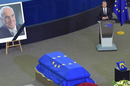 Der Sarg von Helmut Kohl wurde mit einer Europa-Flagge eingehüllt