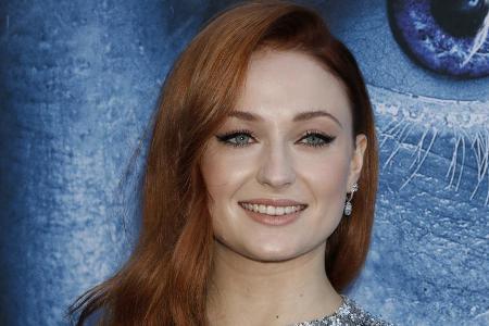 Sophie Turner hat sich bei Maisie Williams ganz schön verplappert Sophie Turner hat sich bei Maisie Williams ganz schön verplappert