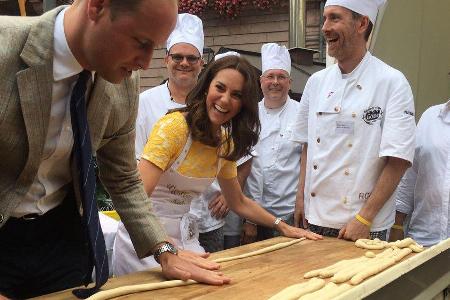 Prinz William und Herzogin Kate beim Brezel-Backen