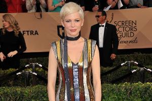 Mit wem knutscht Michelle Williams denn da?