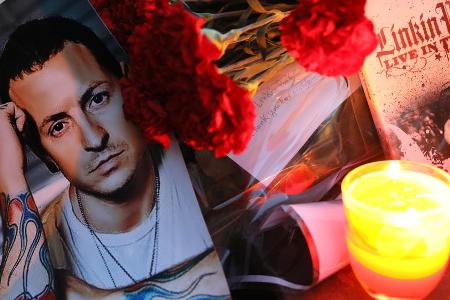 Fans in aller Welt trauern um Chester Bennington. Hier ist ein Porträt des Stars vor der US-Botschaft in Moskau zu sehen