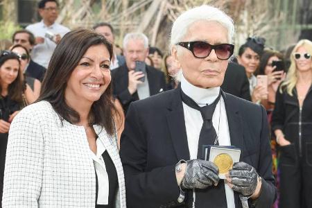 Die Pariser Bürgermeisterin Anne Hidalgo überreichte Karl Lagerfeld die Medaille