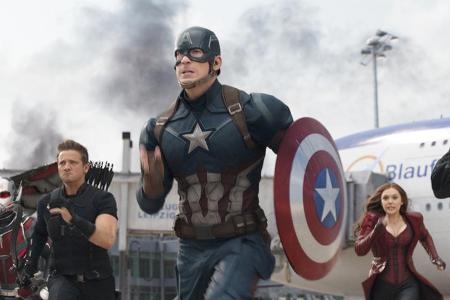 Chris Evans (M.) als Captain America in 
