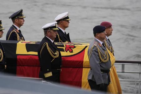 Soldaten tragen den Sarg von Helmut Kohl