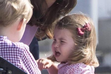 Auch Mama Kate und Brüderchen George können die kleine Charlotte nicht beruhigen Auch Mama Kate und Brüderchen George können die kleine Charlotte nicht beruhigen