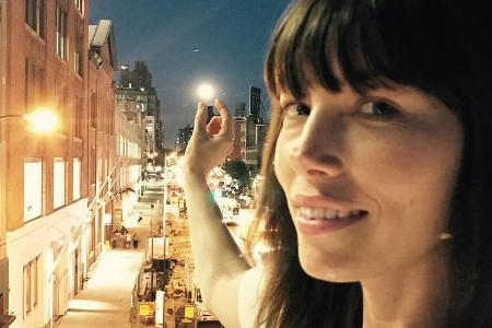 Jessica Biel fängt auf ihrem Instagram-Selfie den Mond ein Jessica Biel fängt auf ihrem Instagram-Selfie den Mond ein