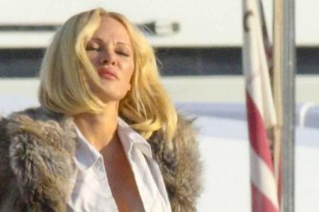 Pamela Anderson präsentierte in Saint-Tropez eine ungewöhnliche Frisur