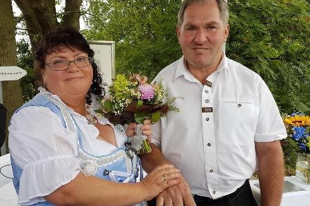 Zeigen stolz ihre Eheringe: Bauer Albert und seine Frau Sabine