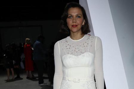 Maggie Gyllenhaals sonnengebräunte Haut bildete einen tollen Kontrast zu ihrem weißen Kleid