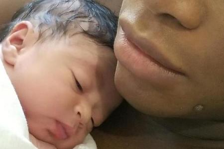 Serena Williams kuschelt mit ihrer Tochter Alexis Olympia