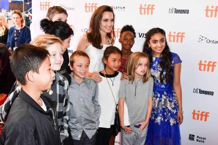 Angelina Jolie mit eigenen und weiteren Kindern beim Toronto International Film Festival