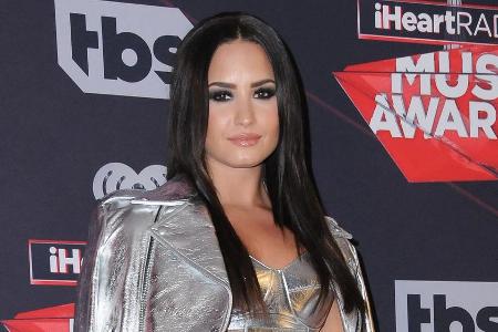 Sängerin Demi Lovato macht den diesjährigen Herbst-Trend vor: Glatt und glänzend darf es sein