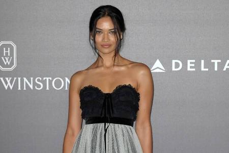 Model Shanina Shaik erschien auf der amfAR-Gala in Mailand in einem Traum aus Tüll und Spitze