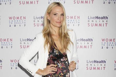 Molly Sims weiß: Ein Blazer sieht nicht nur gut aus, er ist auch praktisch zum Posieren