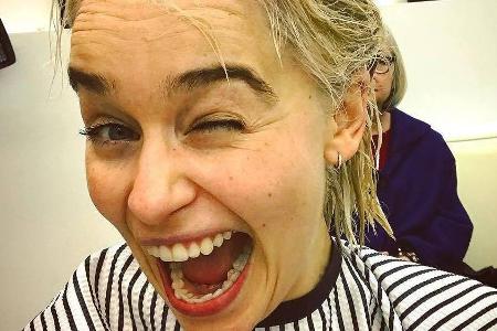 Emilia Clarke hat es wirklich getan und ist jetzt auch im echten Leben eine Blondine