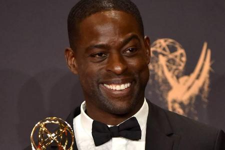 Sterling K. Brown präsentiert seinen Emmy