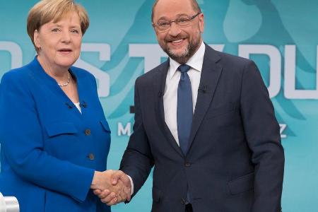 Shake-Hand zwischen Bundeskanzlerin Angela Merkel und ihrem Herausforderer Martin Schulz beim TV-Duell in Berlin-Adlershof Shake-Hand zwischen Bundeskanzlerin Angela Merkel und ihrem Herausforderer Martin Schulz beim TV-Duell in Berlin-Adlershof