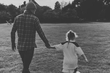 Stolzer Papa: David Beckham dribbelt mit Tochter Harper über den Rasen Stolzer Papa: David Beckham dribbelt mit Tochter Harper über den Rasen