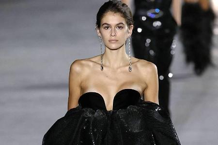 Kaia Gerber bei der Show von Yves Saint Laurent auf der Paris Fashion Week