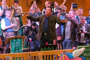 Applaus, Applaus! Arnold Schwarzenegger dirigiert die Wiesn-Kapelle