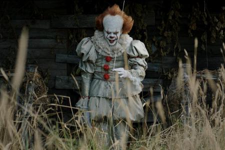 Der Stoff, aus dem Alpträume gestrickt sind - Bill Skarsgård als Pennywise, der tanzende Clown