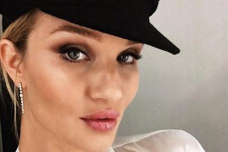 Für ihre Selfies braucht Model Rosie Huntington-Whiteley mehrere Anläufe