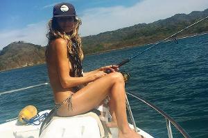 Heidi Klum angelt oben ohne