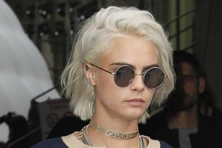 Cara Delevingne hat sich für ein auffälliges Platinblond entschieden